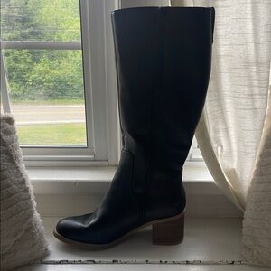 Black Heeled Boots with Sleek Design